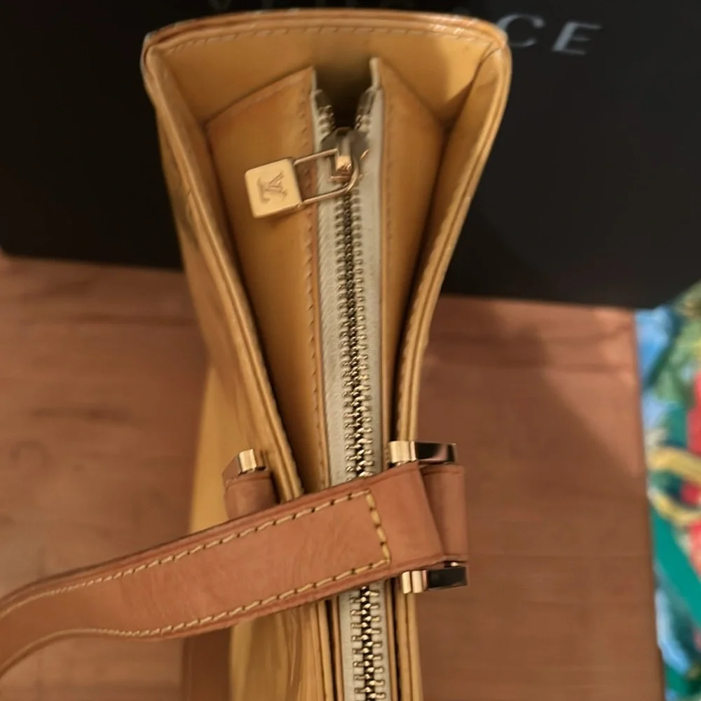 Louis Vuitton Houston Tote Lime Yellow Leather Monogram Vernis - Picture 6 of 11